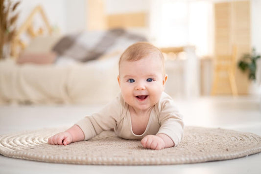 Bébé sur un tapis - confortbebemaman.com