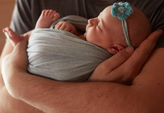 Bebe dort dans les bras de papa confortbebemaman.com