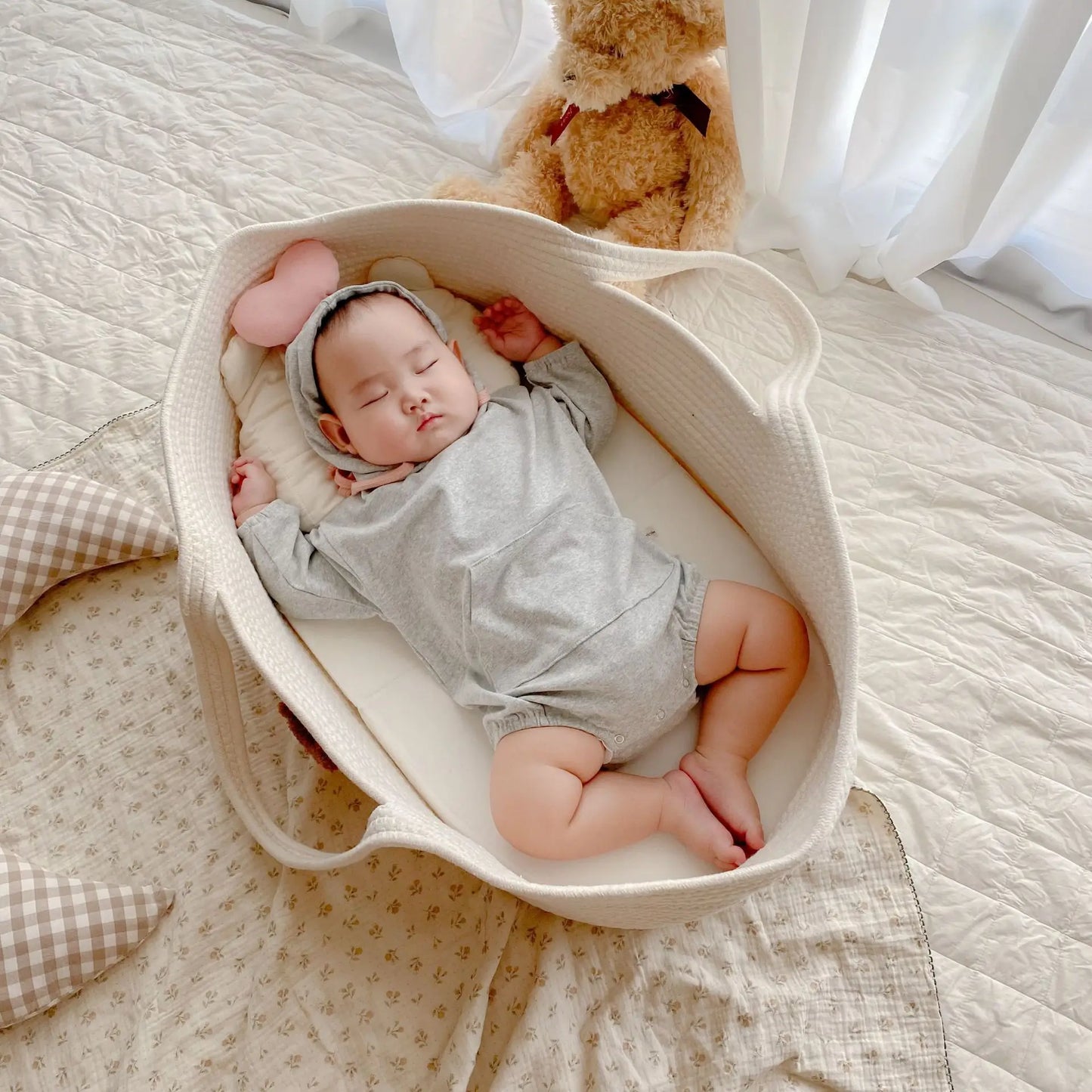 Couffin-Bebe-Blanc-Petit-Ours-Brun-tendresse
