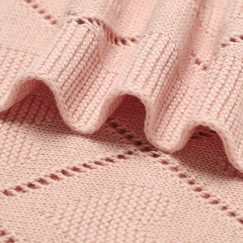 Couverture-Bebe-Tricot-Coeur-Amour-detail
