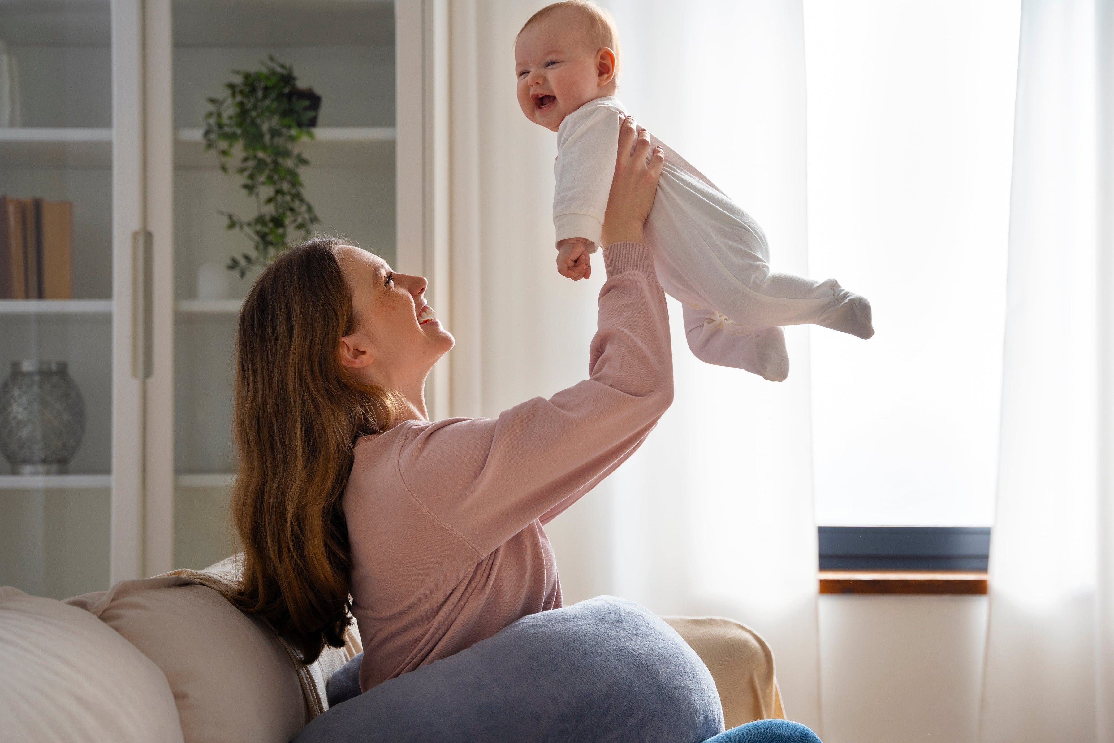 Maman-joue-avec-un-bebe