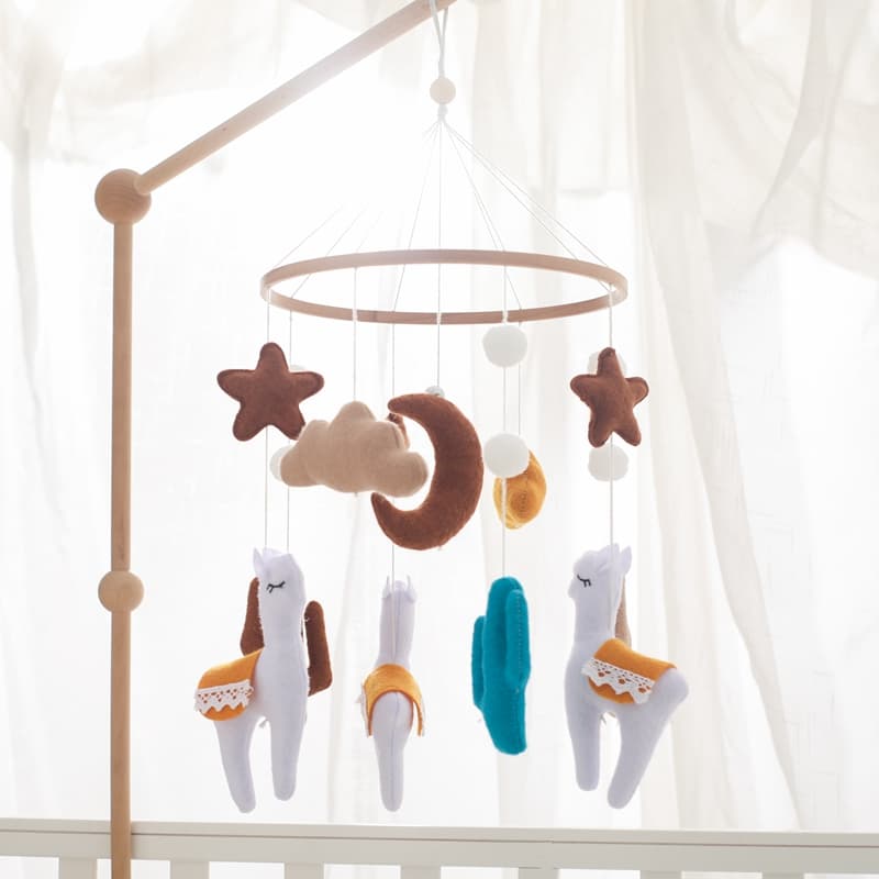 Mobile-bebe-pour-lit-Lama-eveil-sens