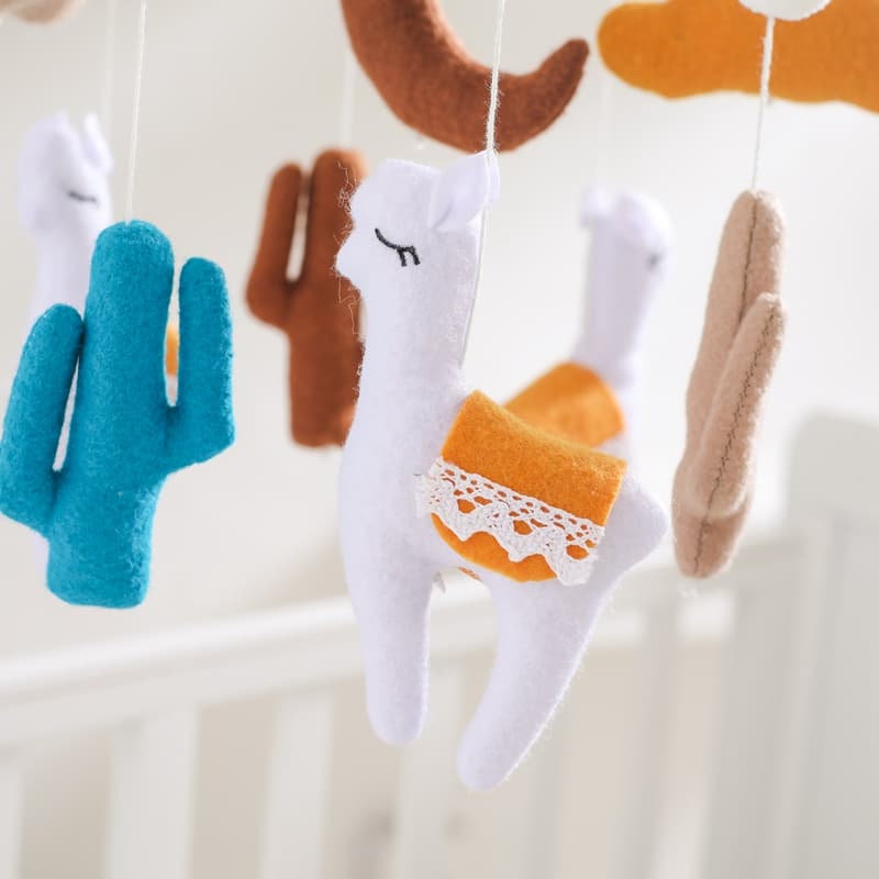 Mobile-bebe-pour-lit-Lama-eveil