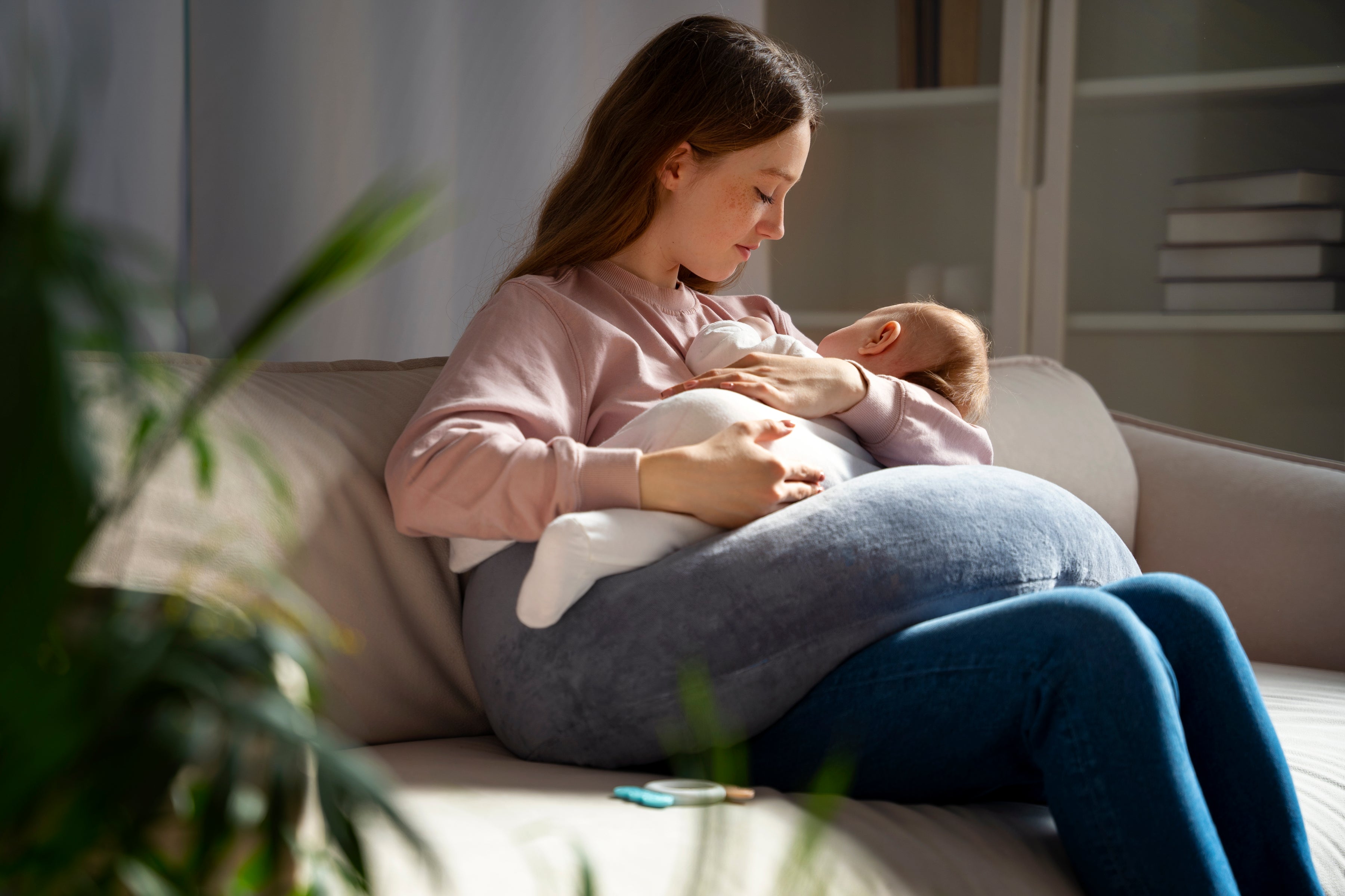 maman-avec-un-bebe-qui-dort-dans-ses-bras