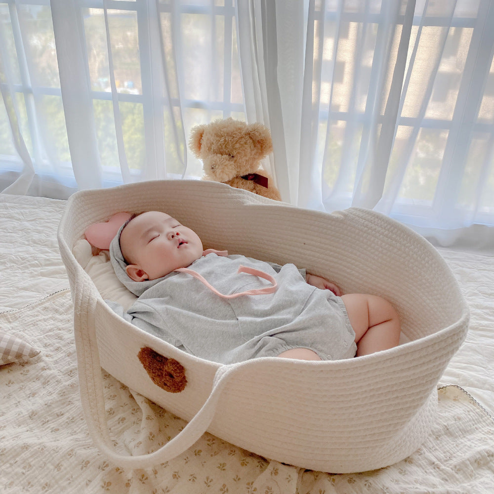Couffin-Bebe-Blanc-Petit-Ours-Brun-sommeil-paisible