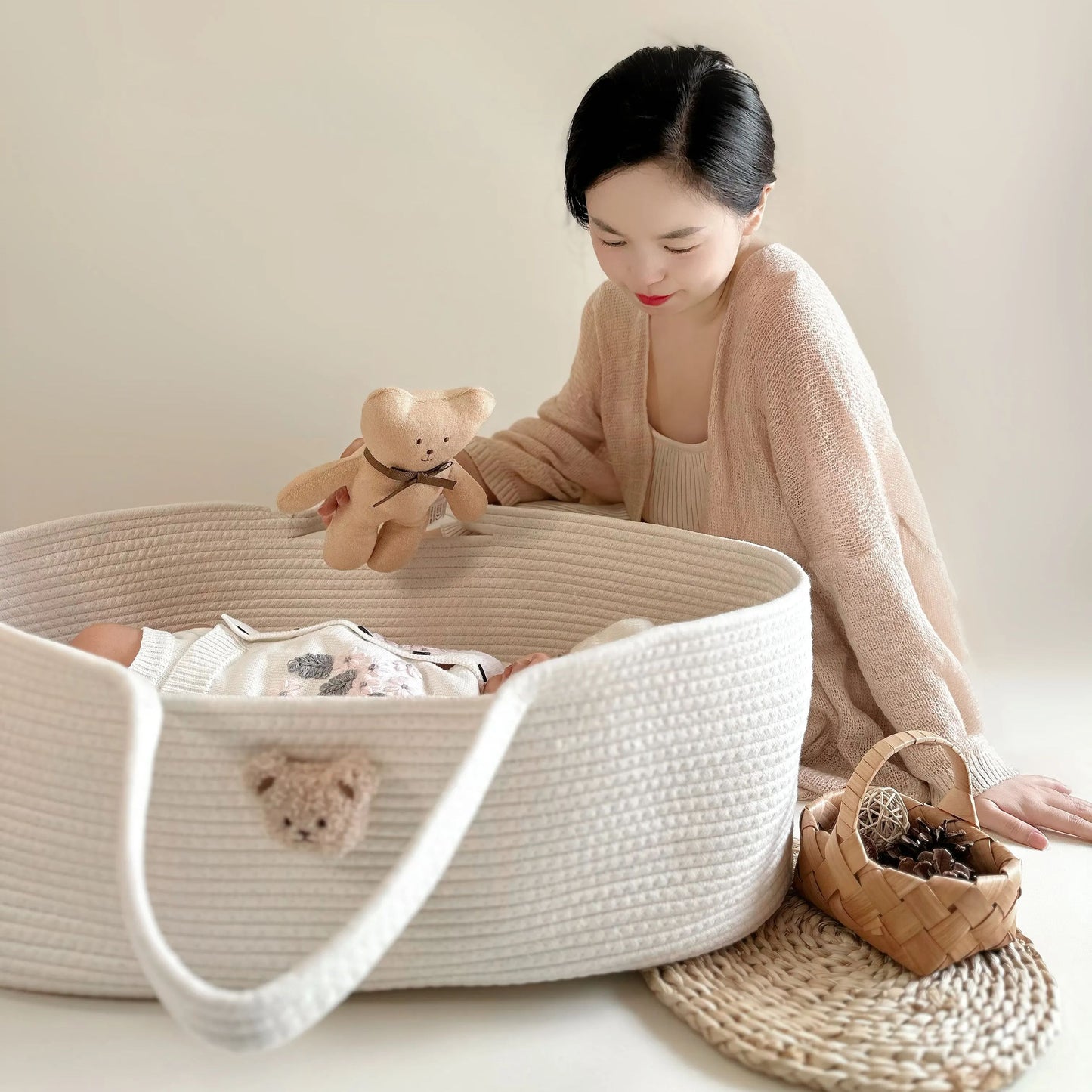 Couffin-Bebe-Blanc-Petit-Ours-Brun-tendresse