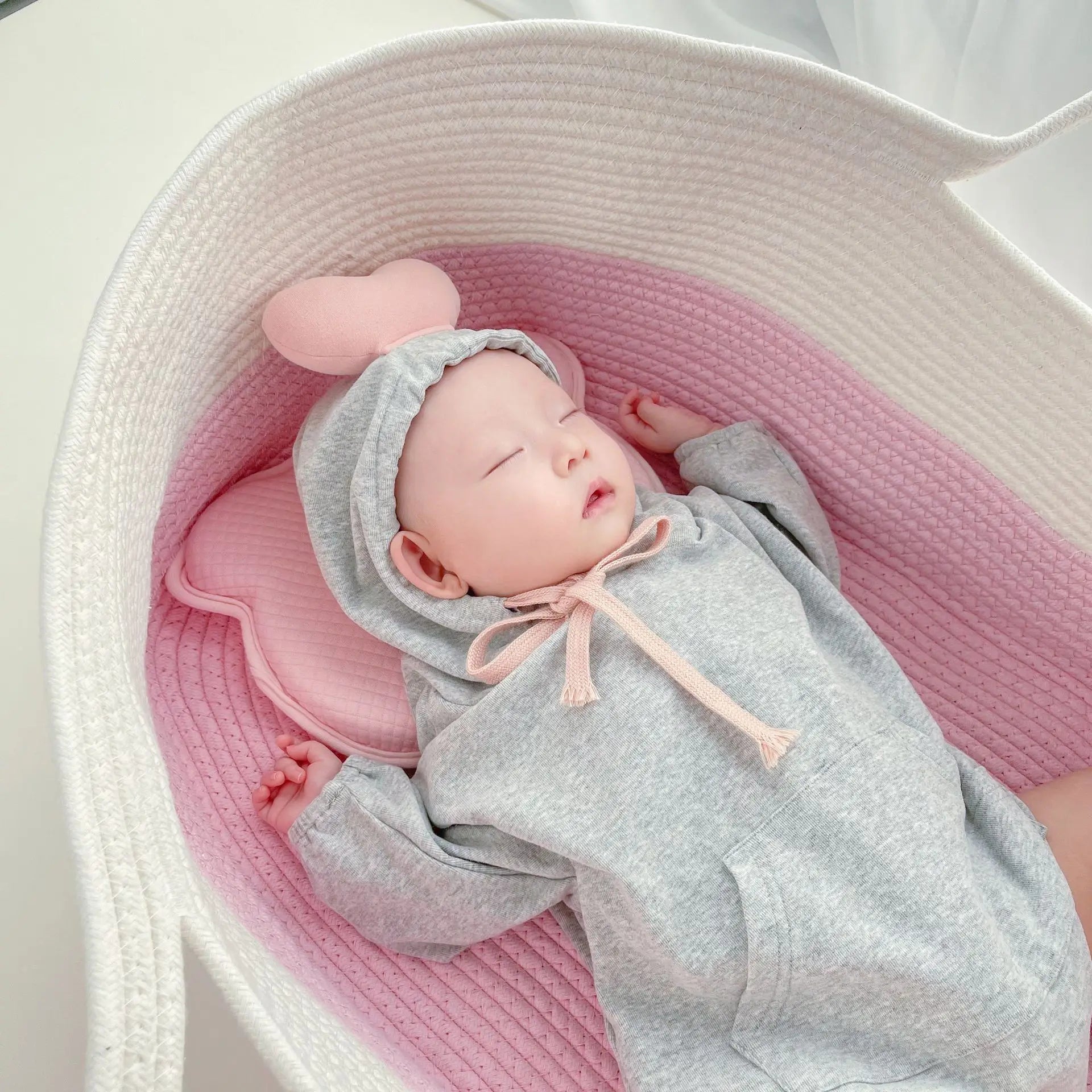 Couffin-Bebe-Blanc-Rose-sommeil