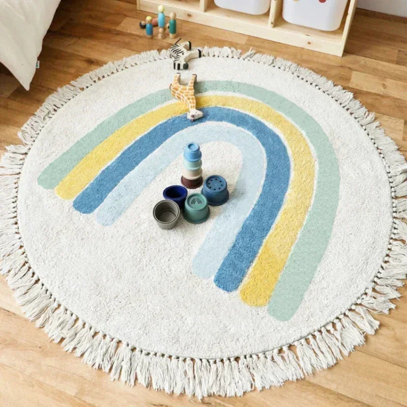 jeux bébé sur un tapis enfant motif arc en ciel