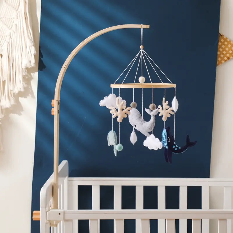 Mobile-Lit-bebe-Baleine- eveil-sens