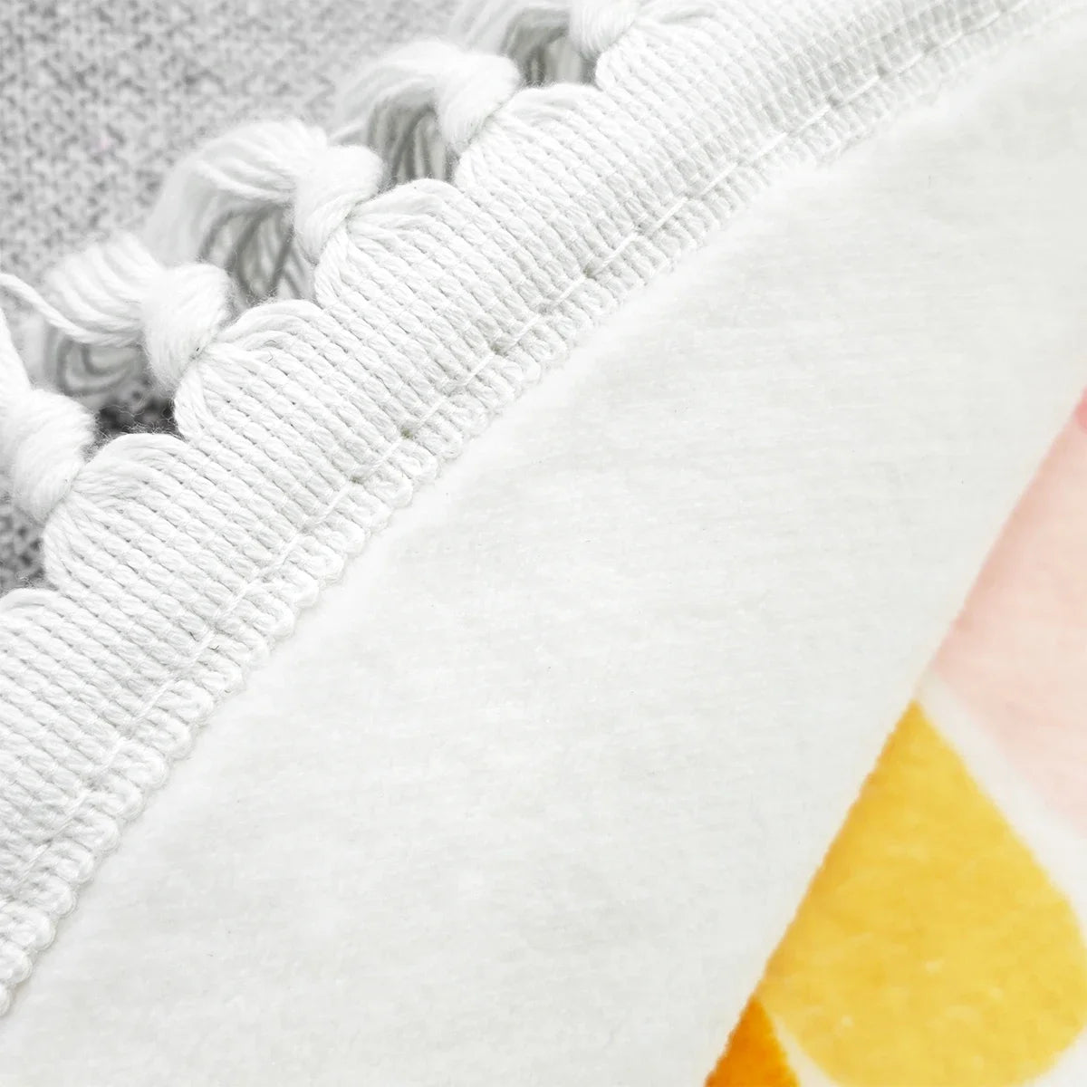 détail texture moelleuse du tapis enfant arc en ciel