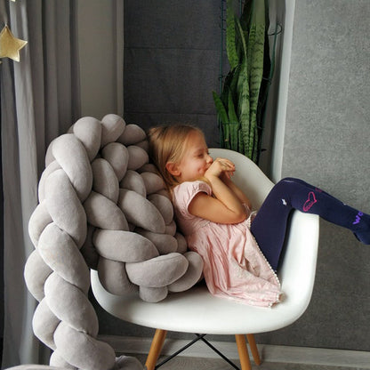 fillette-joue-contre-Tour-de-Lit-Tresse-Taupe