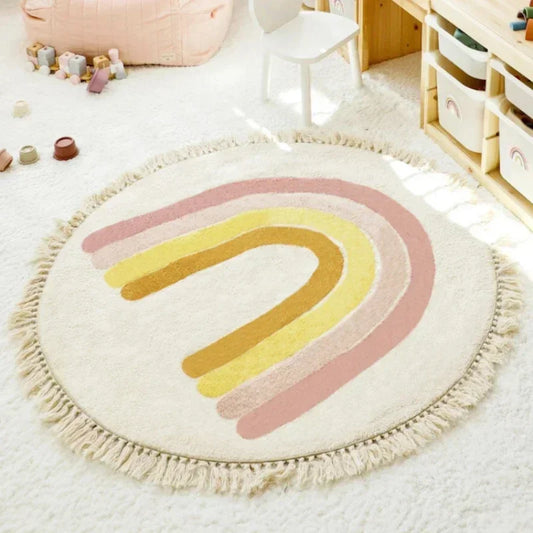 tapis enfant arc en ciel posé dans une chambre bébé